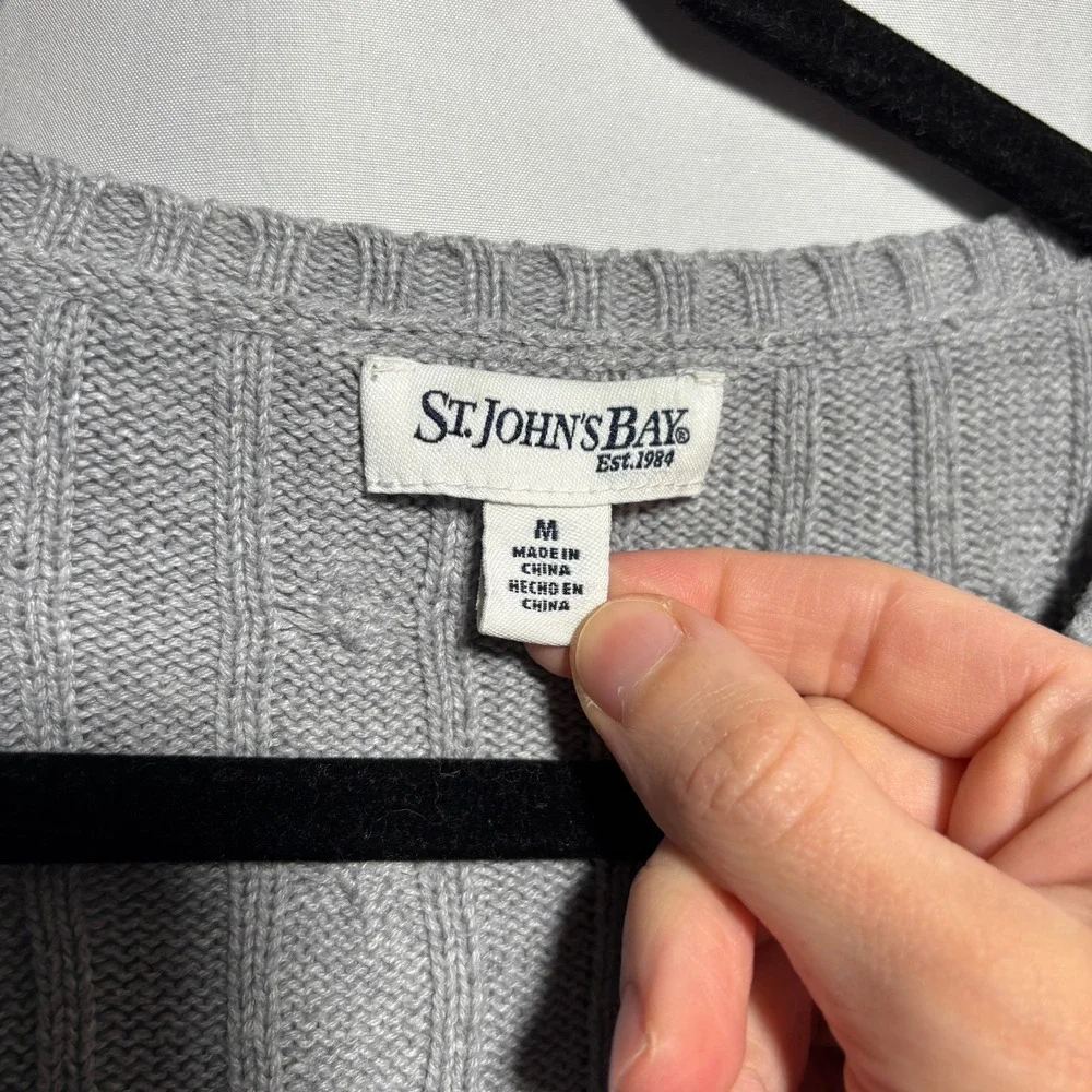 St. Johns Bay Gray V Neck Cable Knit Sweater Sz M Tennis Prep Old Money Academia - Picture 3 of 7